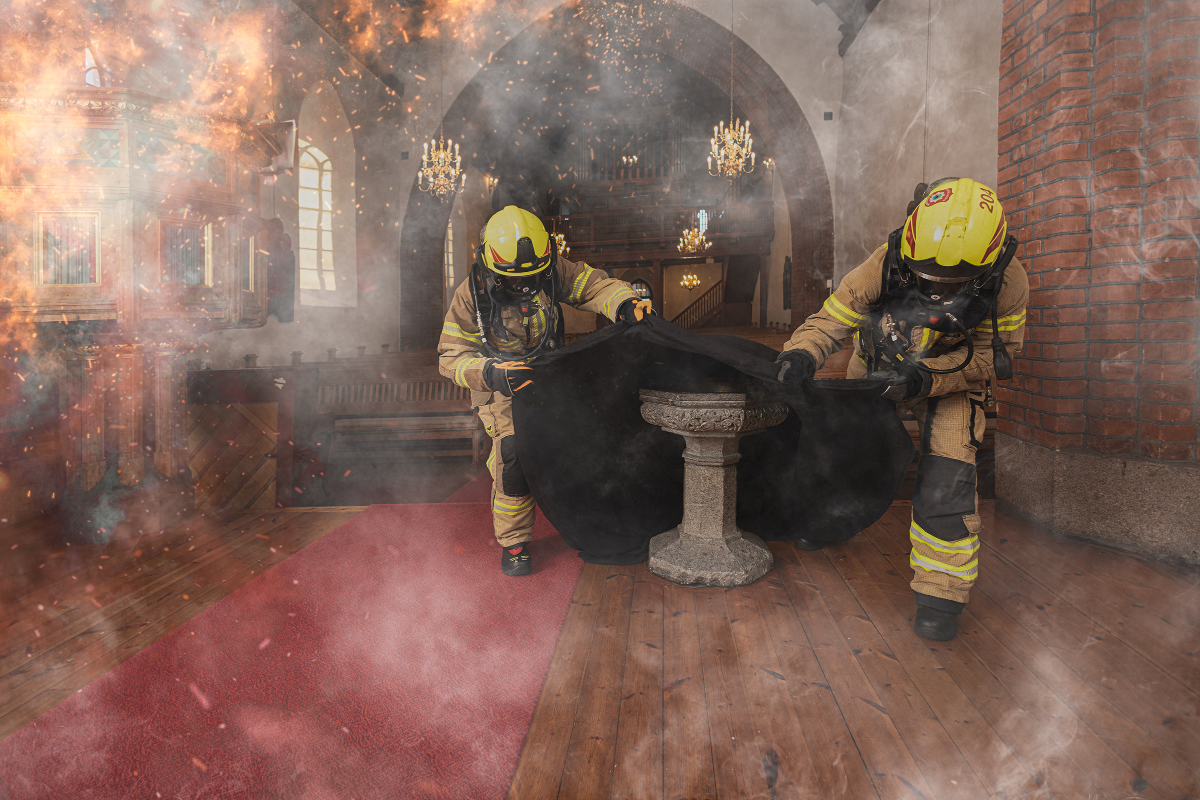 Illustrasjonsbilde av tildekking av tung døpefont fra middelalderen, utført av innsatspersonell. Statister: personale fra Østre Agder brannvesen. Kirke: Øyestad kirke, Arendal. Foto: Mona Hauglid.
